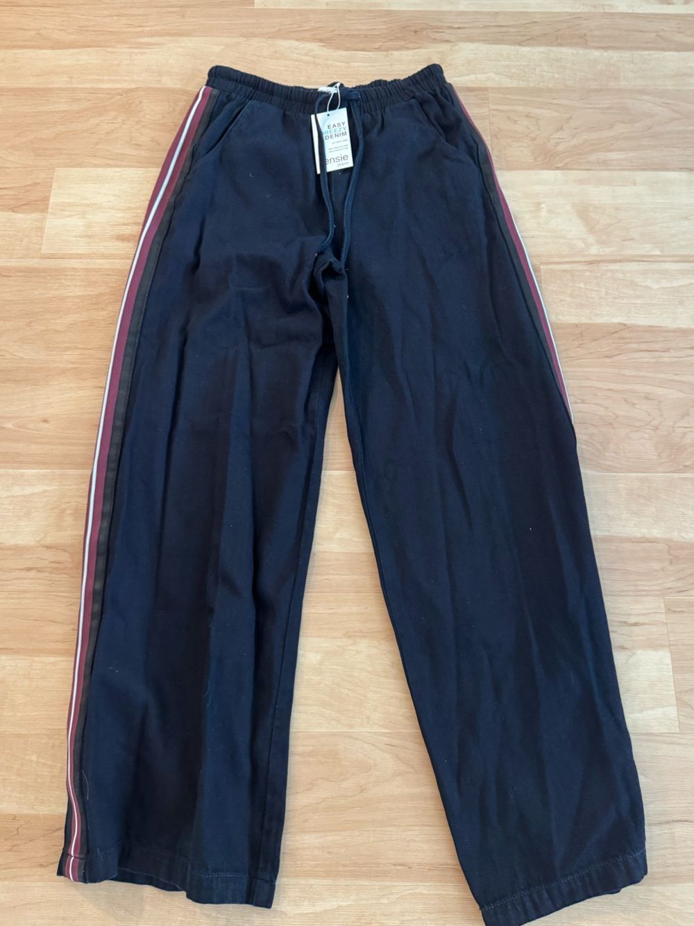 NWT Kensie Easy Breezy Denim Wide Leg with Red & White Side Stripes Sz 4